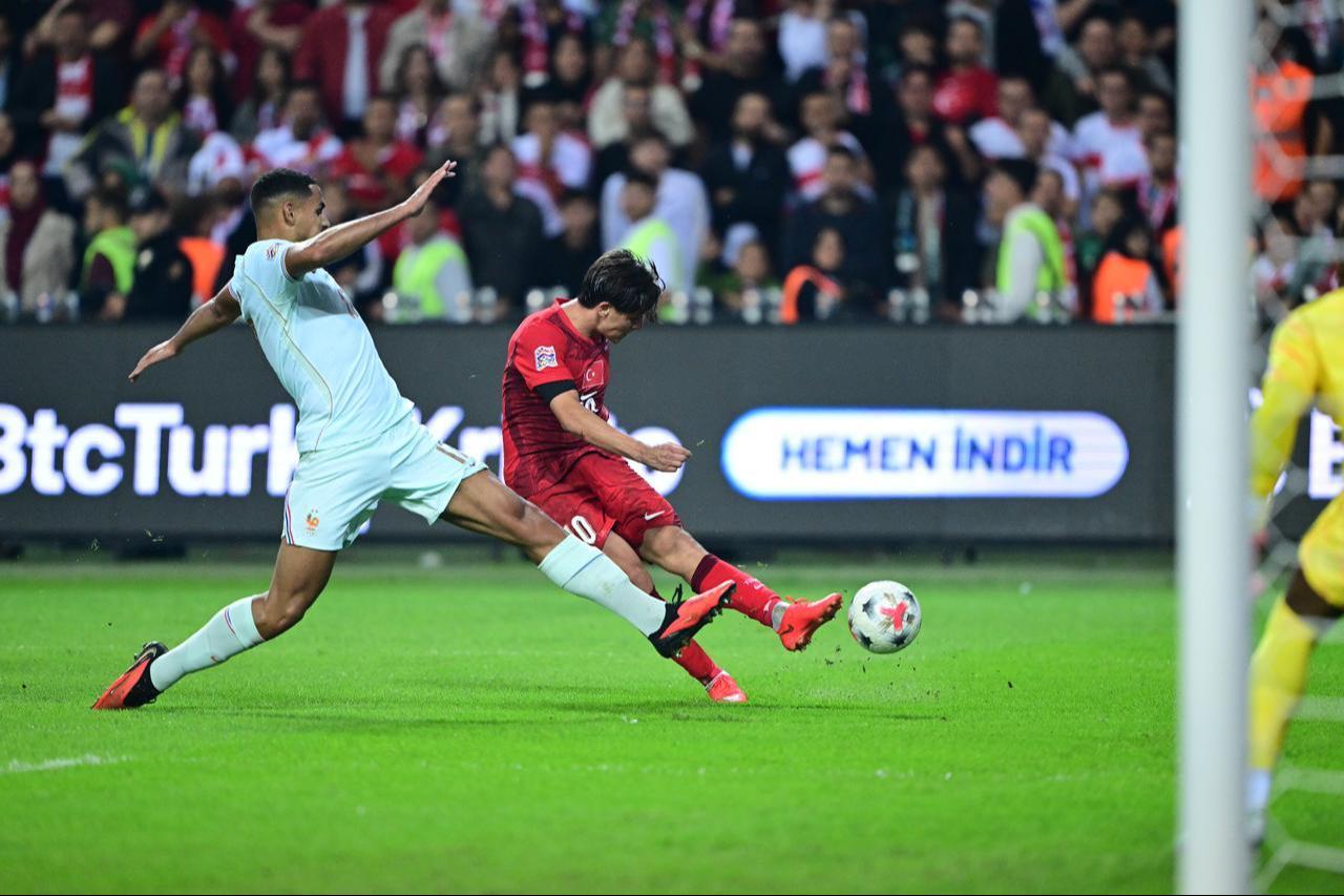 Arda Guler (R) of Turkiye competes against Maxence Lacroix (L) of France during the UEFA Nations League A Group 1 match between Türkiye and France at Kocaeli Stadium in Kocaeli, Türkiye, on September 25, 2026. (AA Photo)