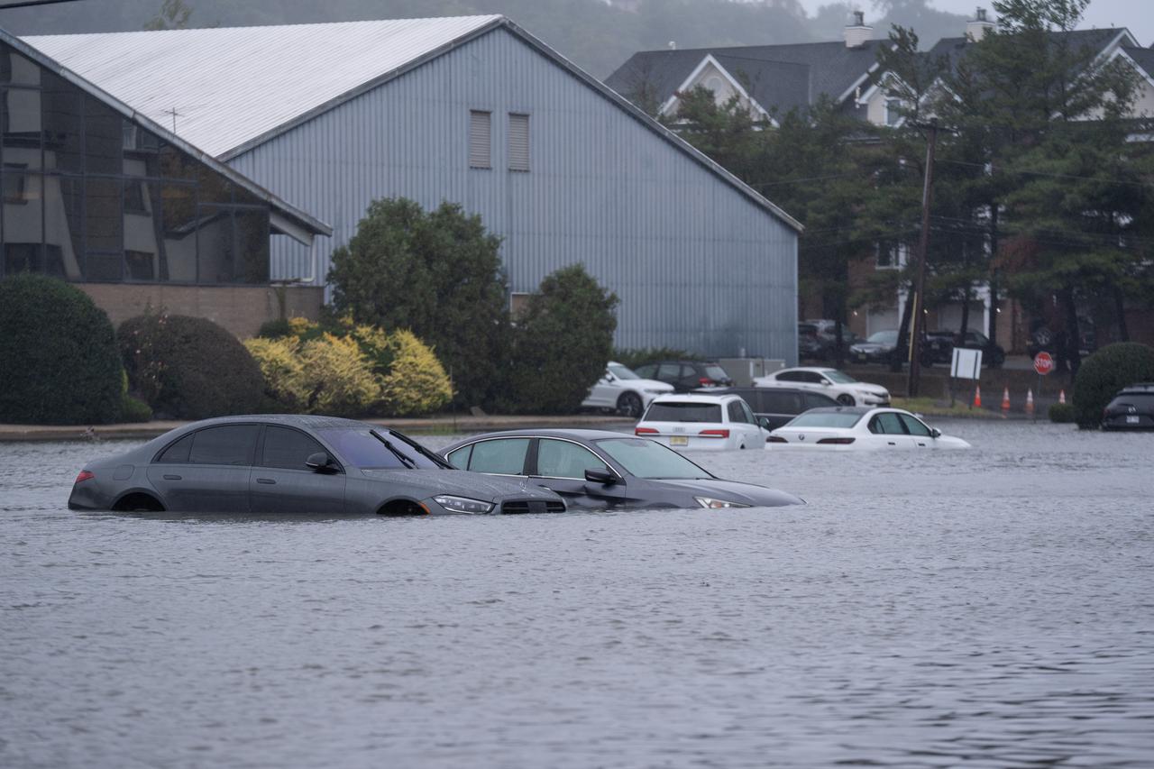Nor'easter floods New Jersey streets, knocks out power to 70,000 Image