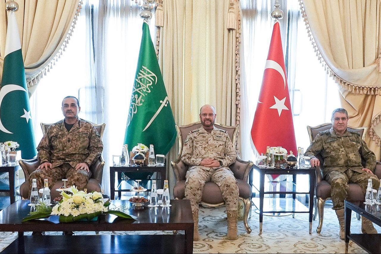 Türkiye's Chief of General Staff Gen. Selcuk Bayraktaroglu (R) attended a meeting with Pakistan's Chief of Defense Forces and Army Chief Field Marshal Syed Asim Munir (L) and Saudi Chief of General Staff Gen. Fayyadh bin Hamed Al-Ruwaili (C) under the Mecca Joint Defense Agreement in Riyadh, Saudi Arabia, on Sept. 25, 2026. (Photo by NSosyal/@tskgenelkurmay)