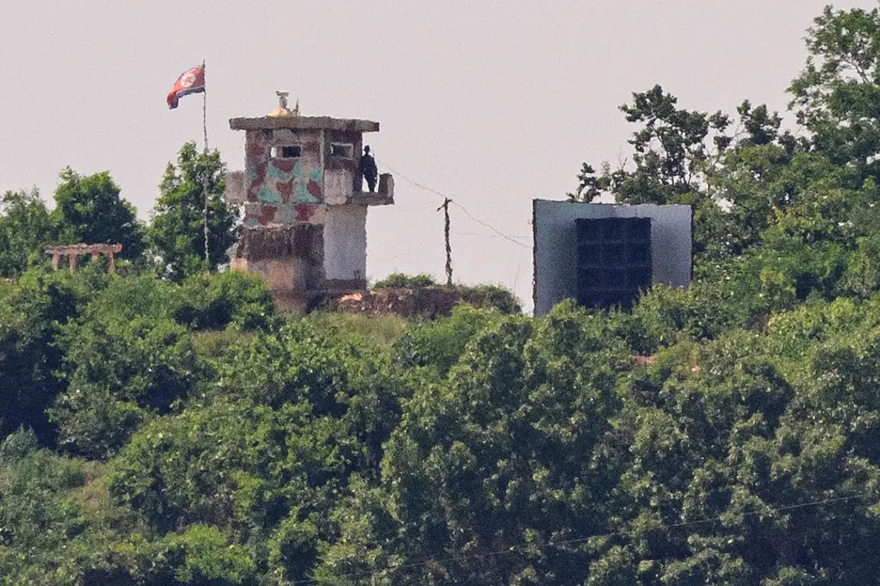 A North Korean soldier standing guard in a watch tower next to a giant loudspeaker near the Demilitarized Zone (DMZ) dividing the two Koreas in Paju on June 12, 2025. (AFP Photo)
