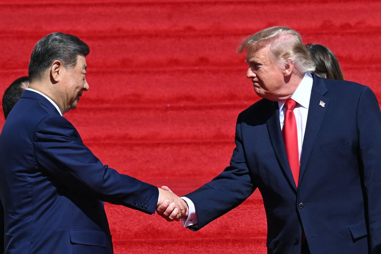 US President Donald Trump shakes hands with China's President Xi Jinping after a visit with First Lady Melania Trump and China's First Lady Peng Liyuan to the National Archives in Washington, DC on September 25, 2026. (AFP Photo)