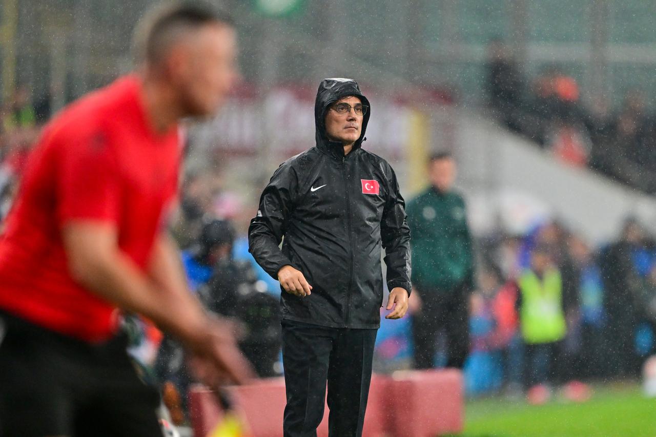 Head coach Vincenzo Montella of the Türkiye national football team follows the UEFA Nations League A Group 1 match between Türkiye and Italy at Yuzuncu Yil Ataturk Stadium in Bursa, Turkiye on September 28, 2026. (AA Photo)