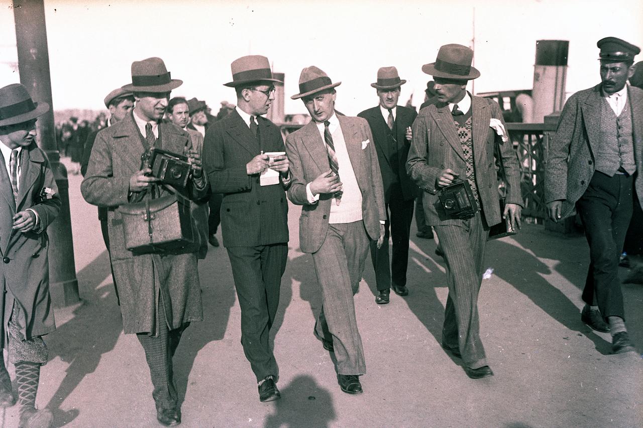 Pera Museum digs up Republic's rejected photographs
