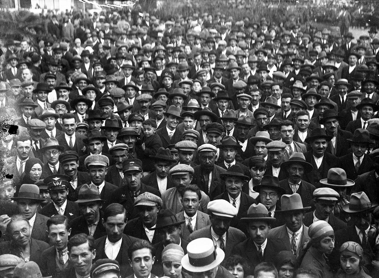A crowd waits outside the Darulfunun Conference Hall in Beyazit, Istanbul, for an Aviation Lottery draw in the 1930s. (Photo via Pera Museum)