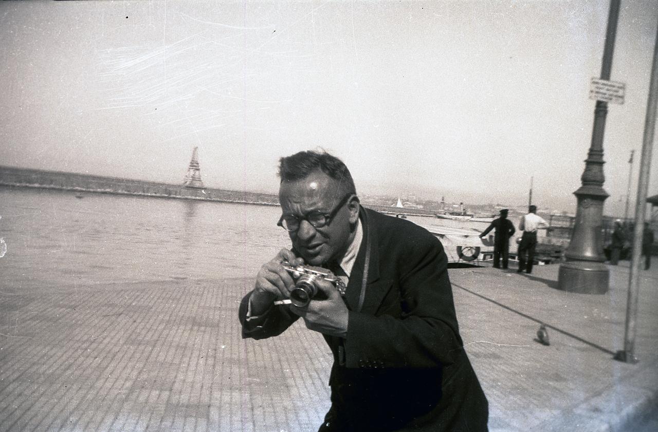 Photojournalist Namik Gorguc takes a photograph at Haydarpasa in Istanbul in the late 1930s. (Photo via Pera Museum)