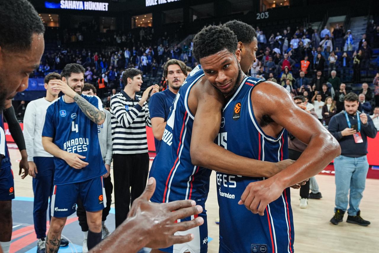 Anadolu Efes players celebrate victory at the end of the EuroLeague Week 2 basketball game between Anadolu Efes and Real Madrid at Turkcell Basketball Development Center in Istanbul, Türkiye, on September 29, 2026. (AA Photo)