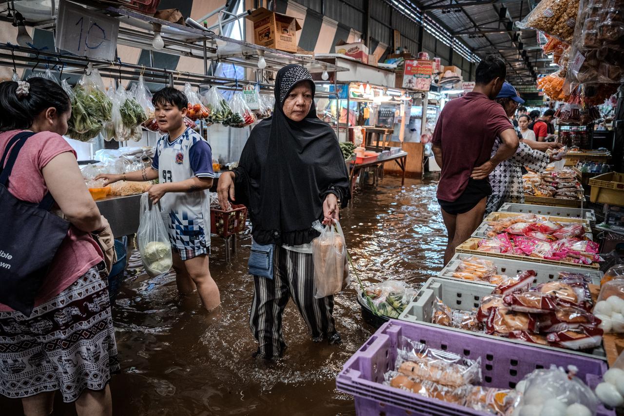 Floods kill 23 across Thailand, including four in Bangkok