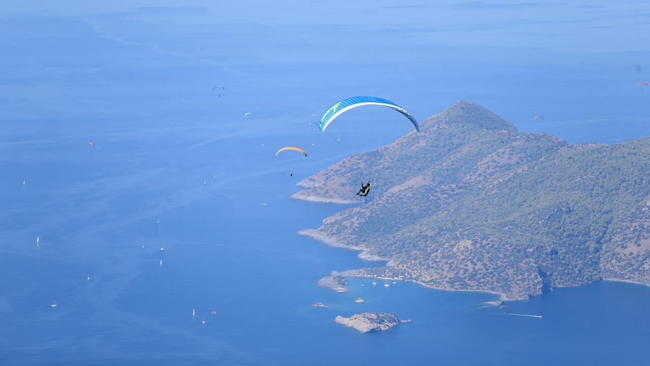 Golden Week brings surge of Chinese paragliders to Fethiye