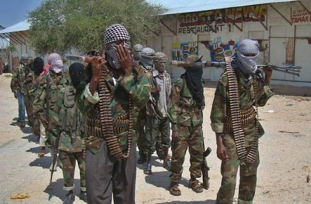 Terrorist organization al-Shabab recruits walk down a street on March 5, 2012 in the Deniile district of Somalian capital, Mogadishu. (AFP Photo)