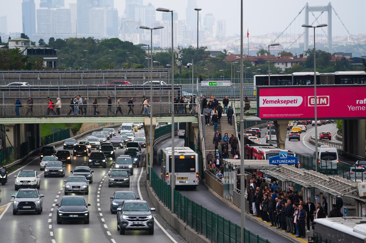 Commuters wait at the Altunizade Metrobus station as traffic builds on nearby roads during rainy evening hours in Istanbul, Türkiye, Sept. 28, 2026. (AA Photo)