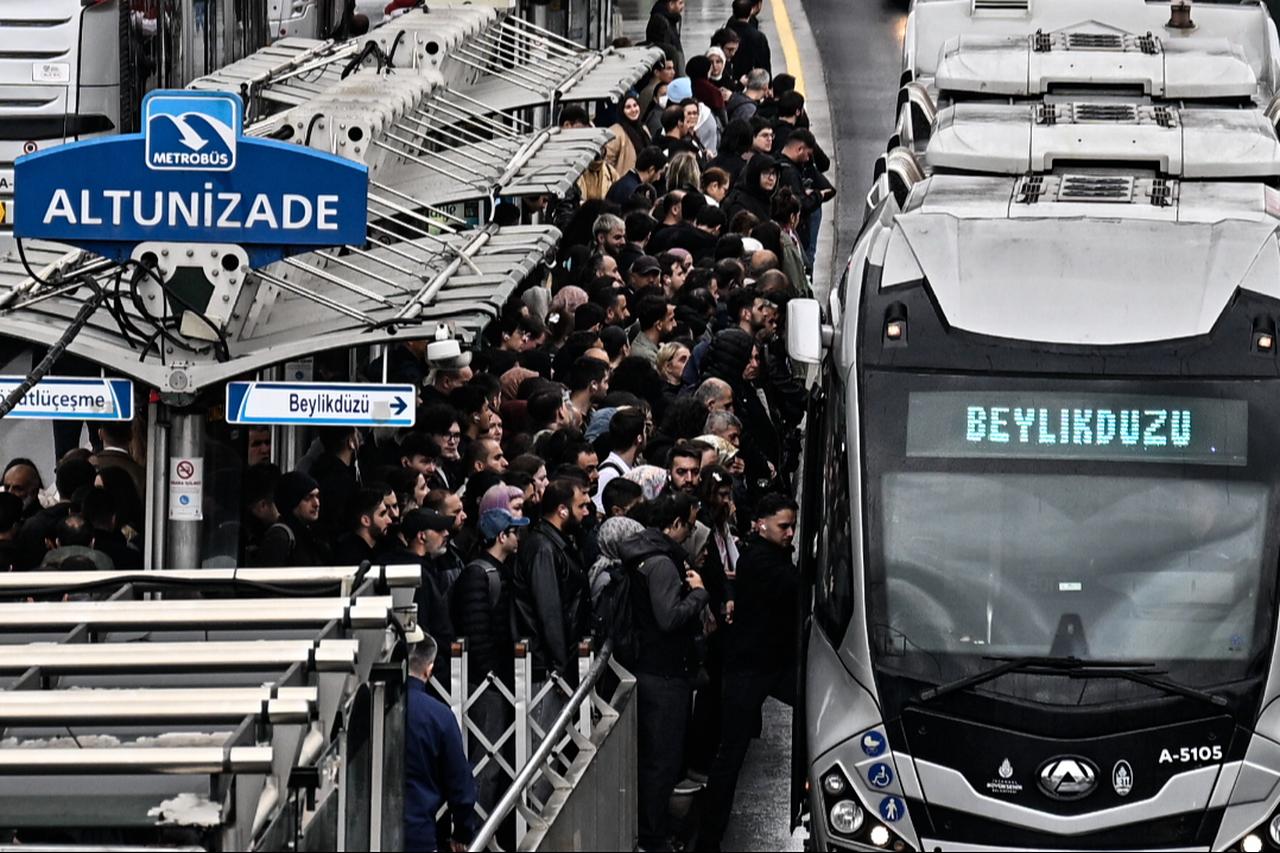 Commuters crowd the Altunizade Metrobus station during rainy morning rush hour in Istanbul, Türkiye, Sept. 28, 2026. (AA Photo)