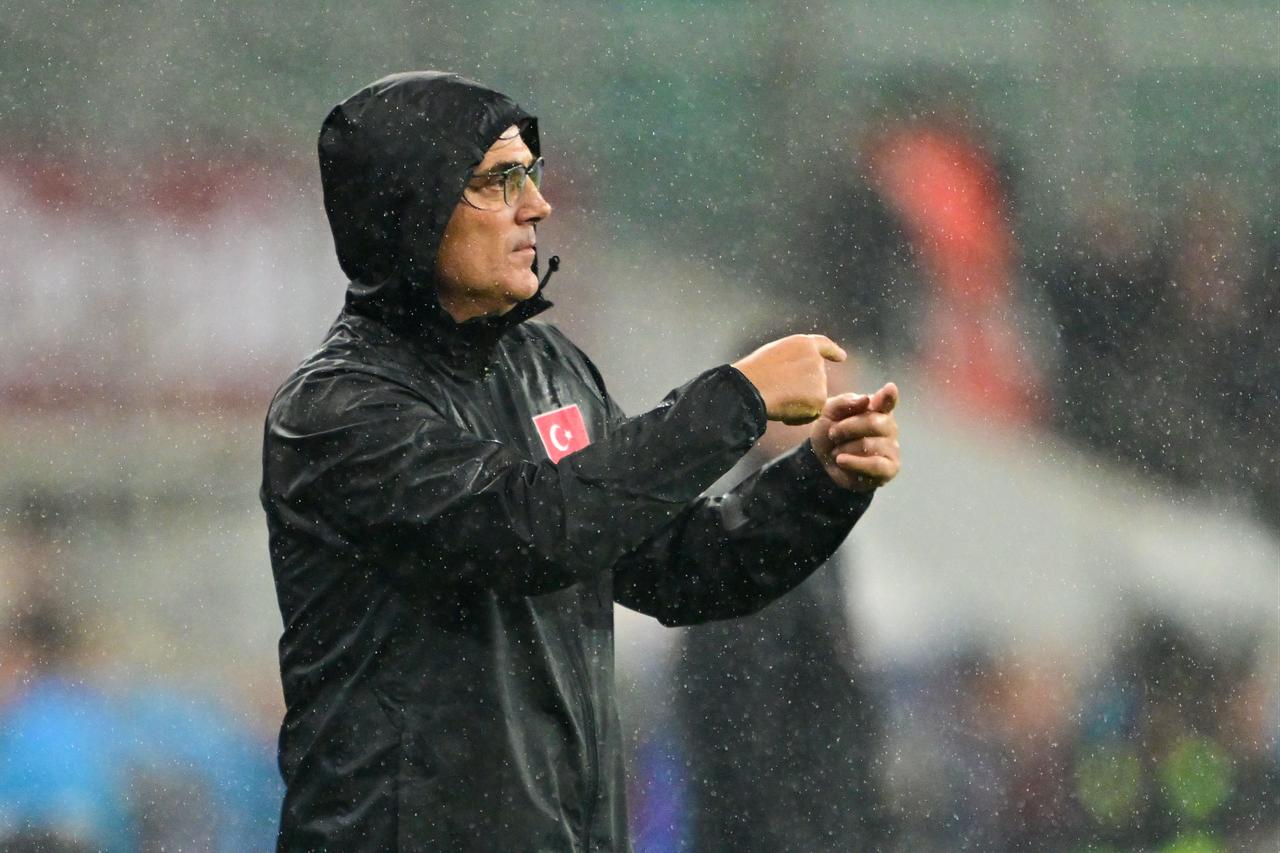 Head coach Vincenzo Montella of the Türkiye national football team follows the UEFA Nations League A Group 1 match between Türkiye and Italy at Yuzuncu Yil Ataturk Stadium in Bursa, Türkiye on September 28, 2026. (AA Photo)
