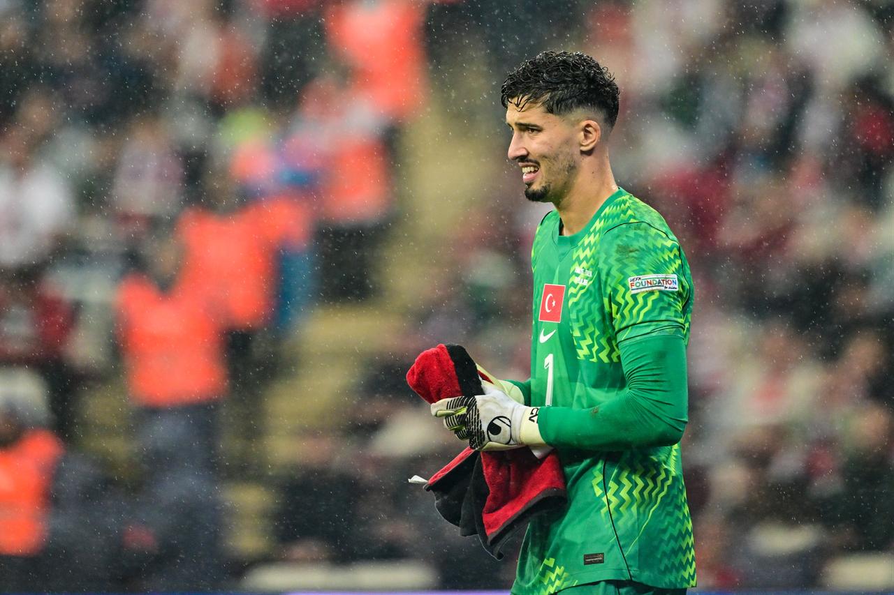 Altay Bayindir of Türkiye in action during the UEFA Nations League A Group 1 match between Türkiye and Italy at Yuzuncu Yil Ataturk Stadium in Bursa, Türkiye on September 28, 2026. (AA Photo)