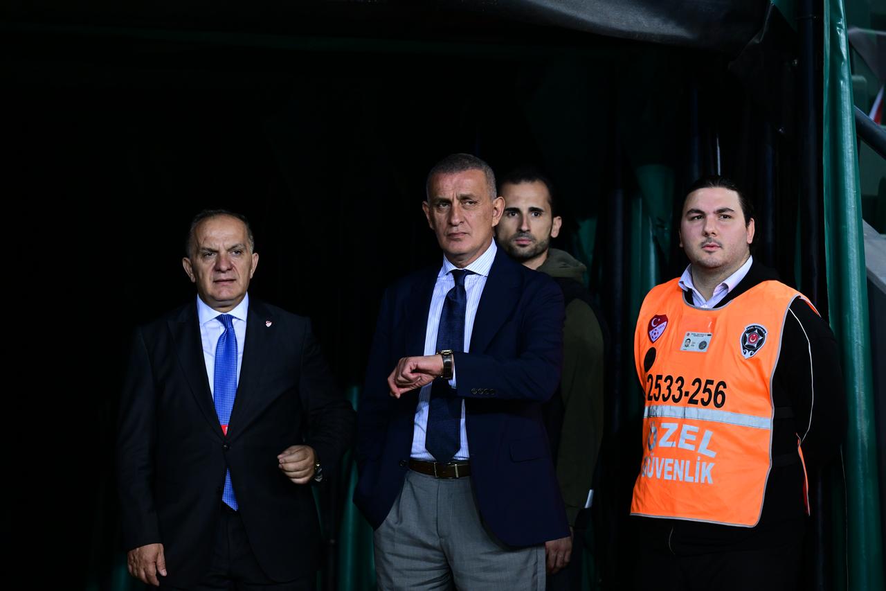 Turkish Football Federation (TFF) President Ibrahim Haciosmanoglu (C) follows the players from the sideline before the UEFA Nations League A League Group 1 match between Türkiye and France at Kocaeli Stadium in Kocaeli, Türkiye, on September 25, 2026. (AA Photo)