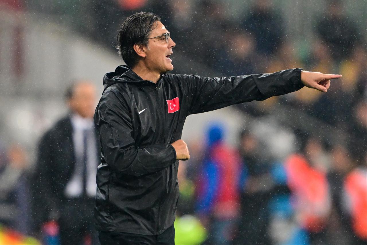 Head coach Vincenzo Montella of the Türkiye national football team follows the UEFA Nations League A Group 1 match between Türkiye and Italy at Yuzuncu Yil Ataturk Stadium in Bursa, Türkiye on September 28, 2026. (AA Photo)