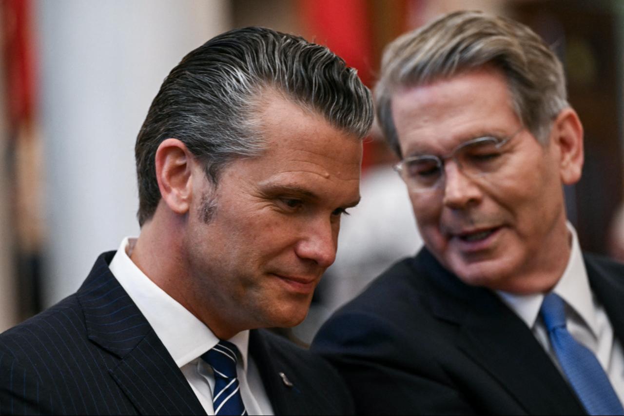 US Secretary of Defense Pete Hegseth (L) speaks with US Secretary of Treasury Scott Bessent (R) before US President Donald Trump and China's President Xi Jinping deliver remarks in White House in Washington, DC, Sept. 24, 2026. (AFP Photo)