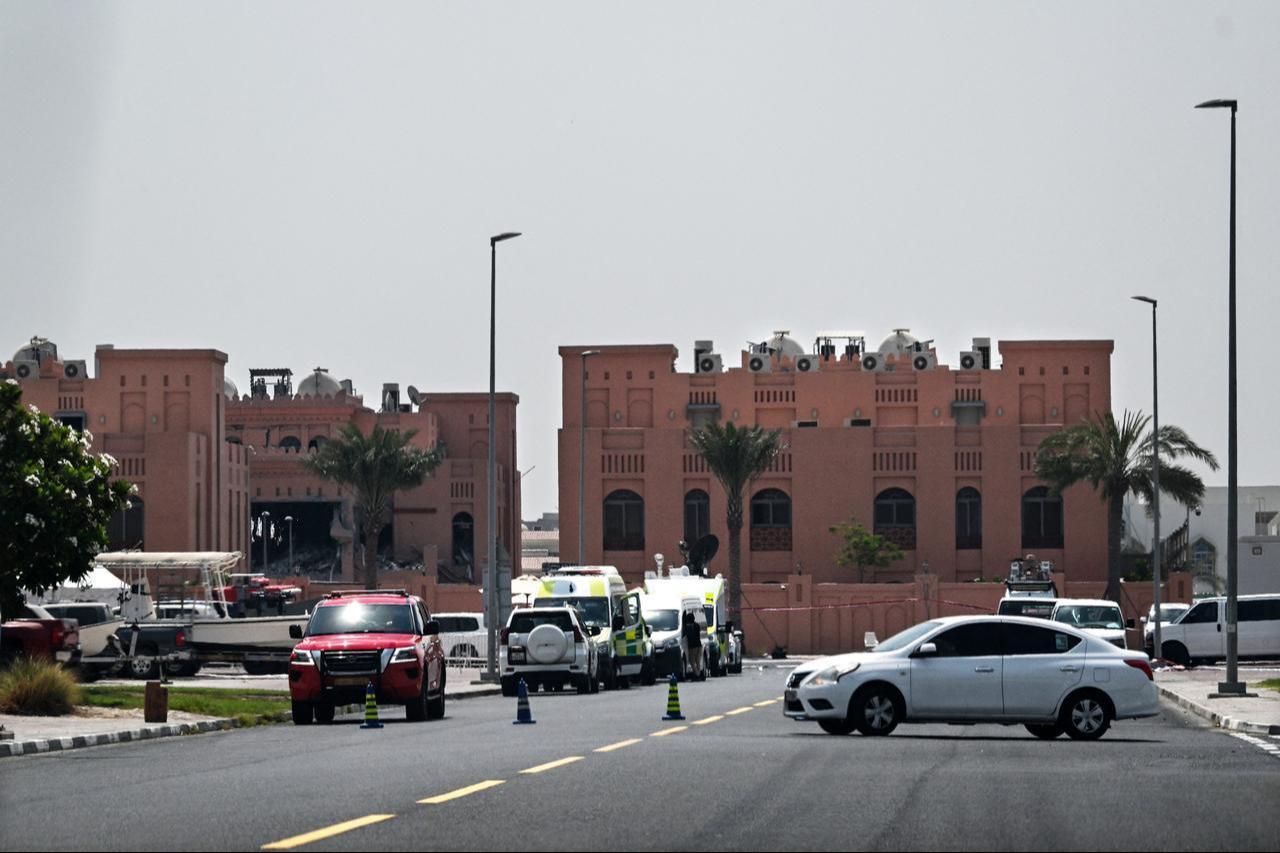 Damaged building (L) in the compound housing Hamas political bureau members, which was targeted by an Israeli strike in Qatars capital Doha, Sept. 10, 2025. (AFP Photo)