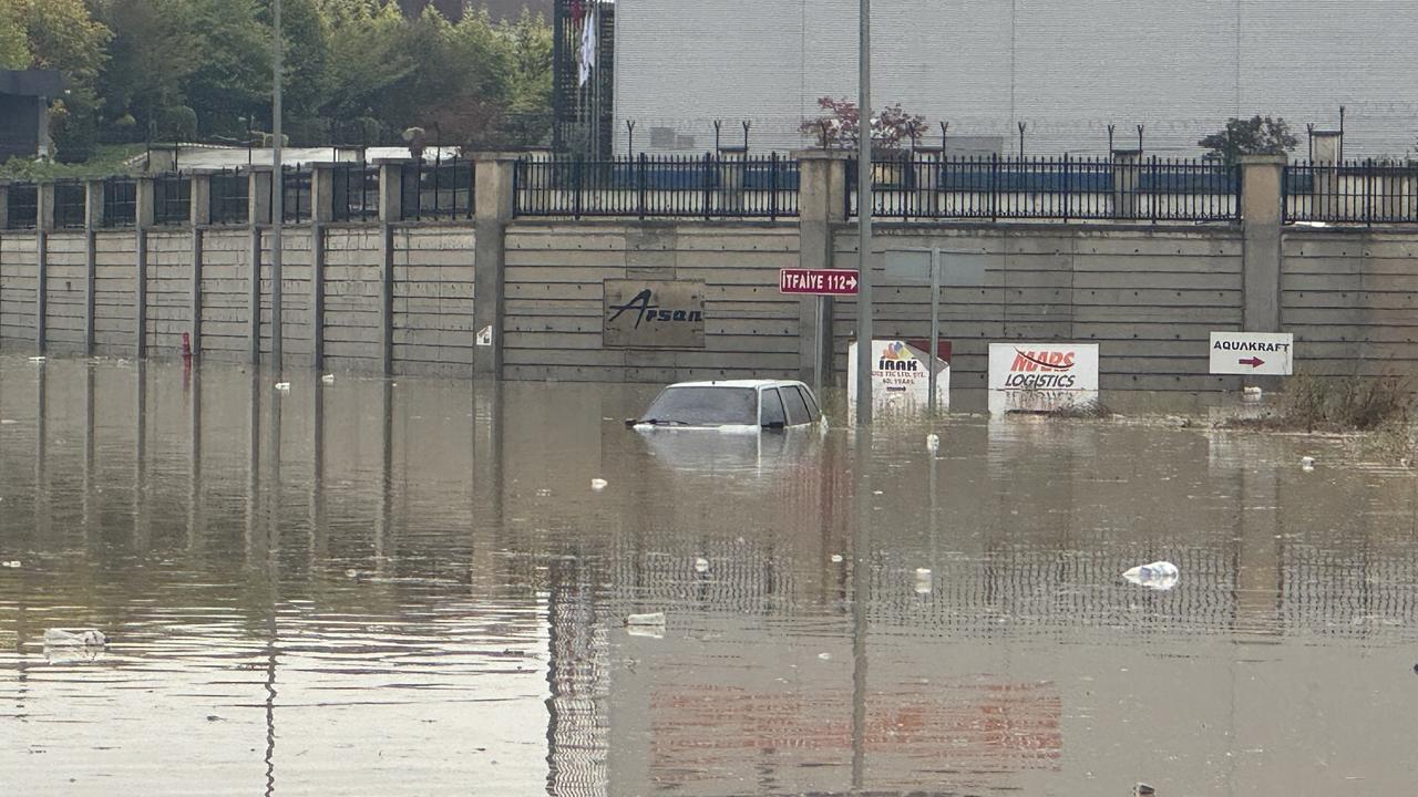 Heavy rain floods Sakarya roads, strands vehicles