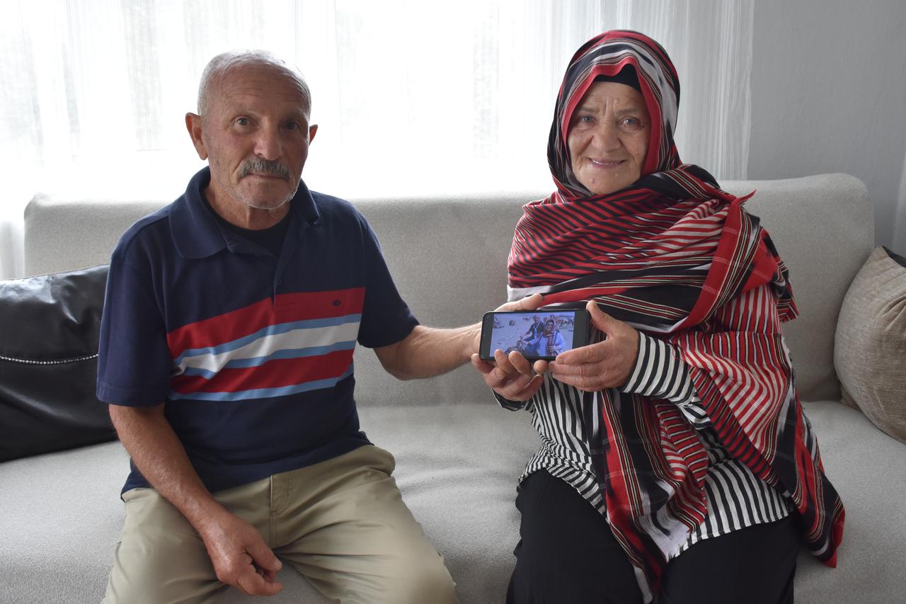 Hatice Akbas and her husband Ali Akbas show a photograph from their trip after visiting Saudi Arabia and Egypt following the widespread attention generated by Trabzonspor's Mohamed Salah promotional film. (AA Photo)