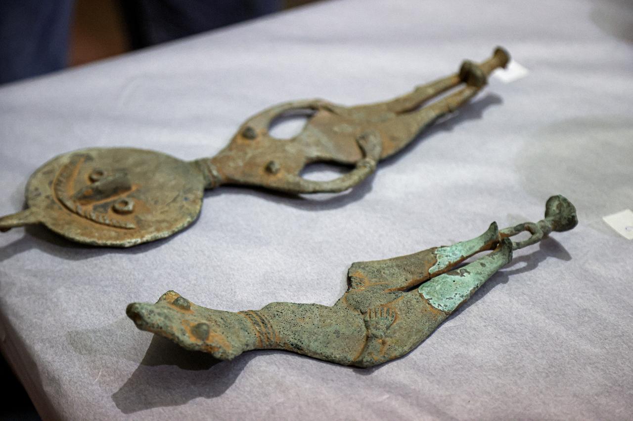 Syria places 36 artifacts returned from US in Damascus museum