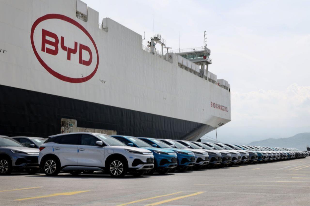 Chinese electric vehicle maker BYD's carrier, BYD CHANGZHOU, docked at Safiport Derince Port with hundreds of electric vehicles positioned nearby in Kocaeli, Türkiye, April 6, 2025. (AA Photo)