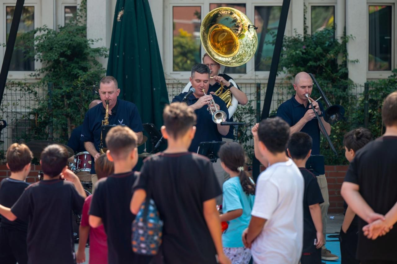 US Air Force band strikes a local chord with students in Türkiye