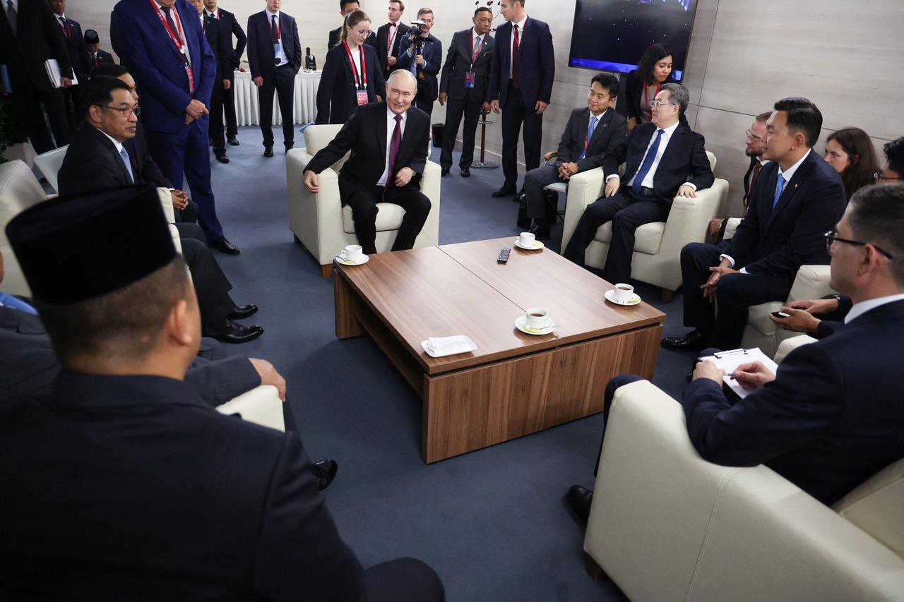 Russia's President Vladimir Putin interacts with foreign leaders during the Eastern Economic Forum in Vladivostok on September 3, 2026. (AFP photo)