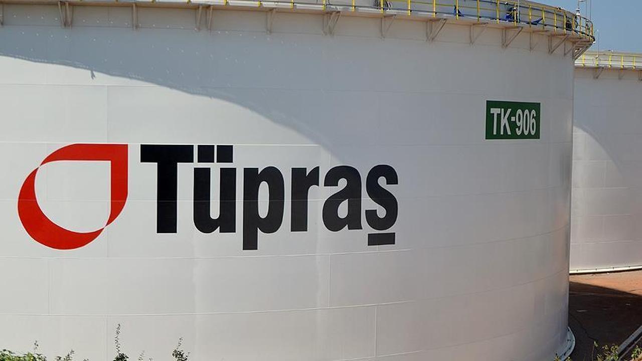 A close-up view of a Tupras oil storage tank at one of the company's facilities in Türkiye. (AA Photo)