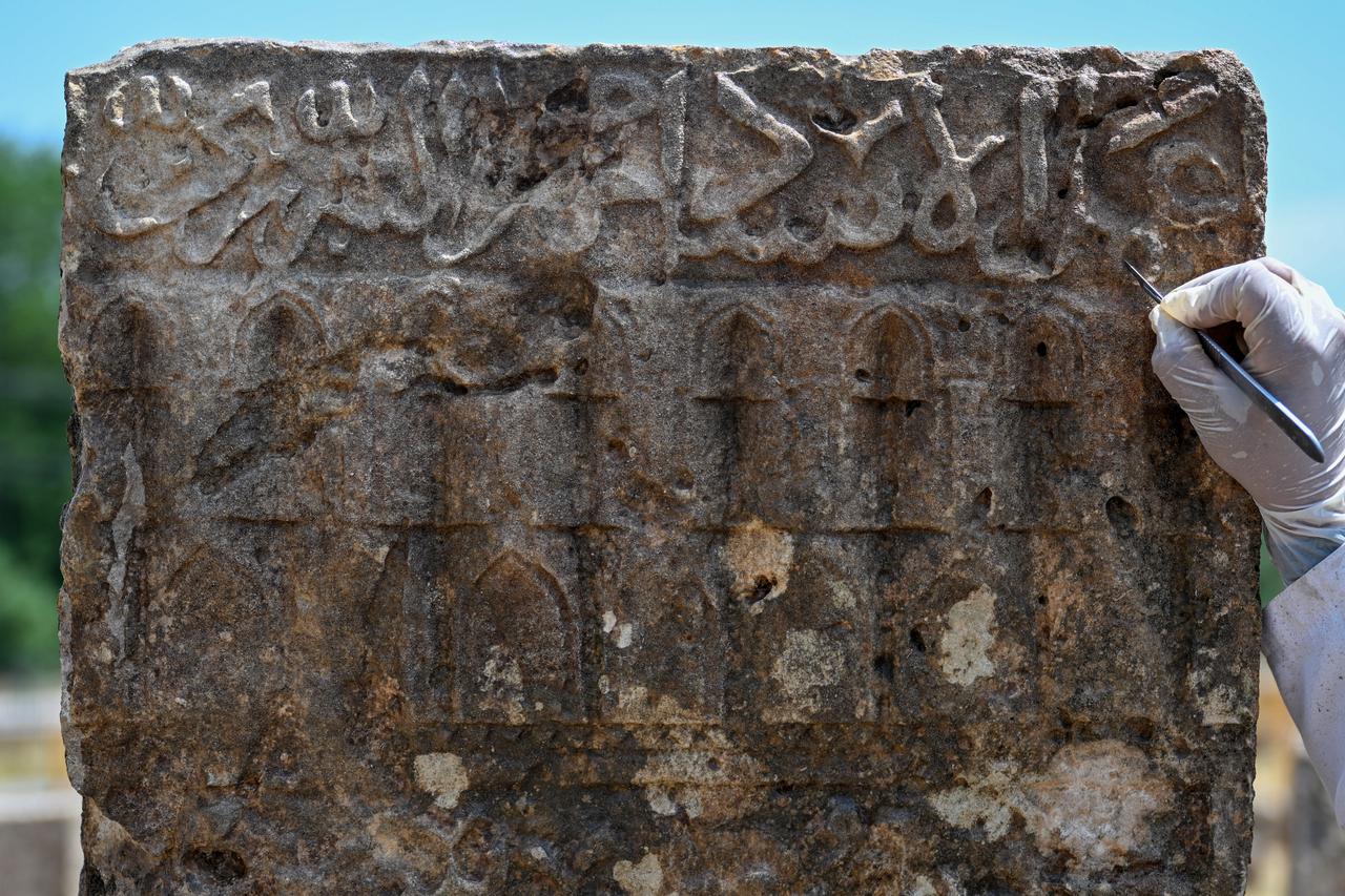 Fourth master craftsman's inscription unearthed at Van's Seljuk cemetery