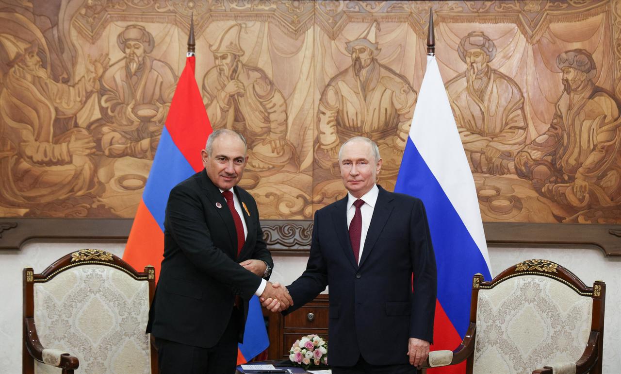 In this pool photograph distributed by the Russian state agency Sputnik, Russia's President Vladimir Putin and Armenian Prime Minister Nikol Pashinyan hold a meeting on the sidelines of the Shanghai Cooperation Organisation (SCO) summit in Bishkek on September 1, 2026. (AFP Photo)