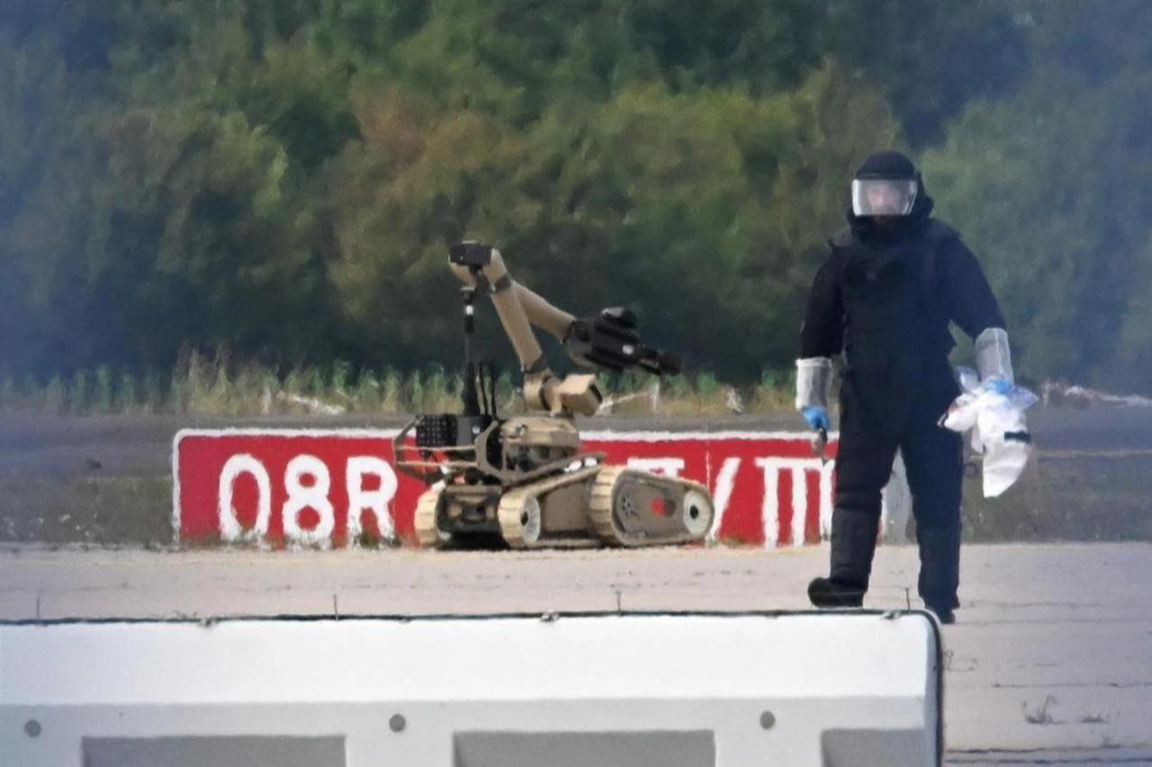 A forensic technician is at work alongside a bomb disposal robot near a Ukrainian cargo plane at Leipzig/Halle Airport in Schkeuditz, eastern Germany, August 5, 2026. (AFP Photo)