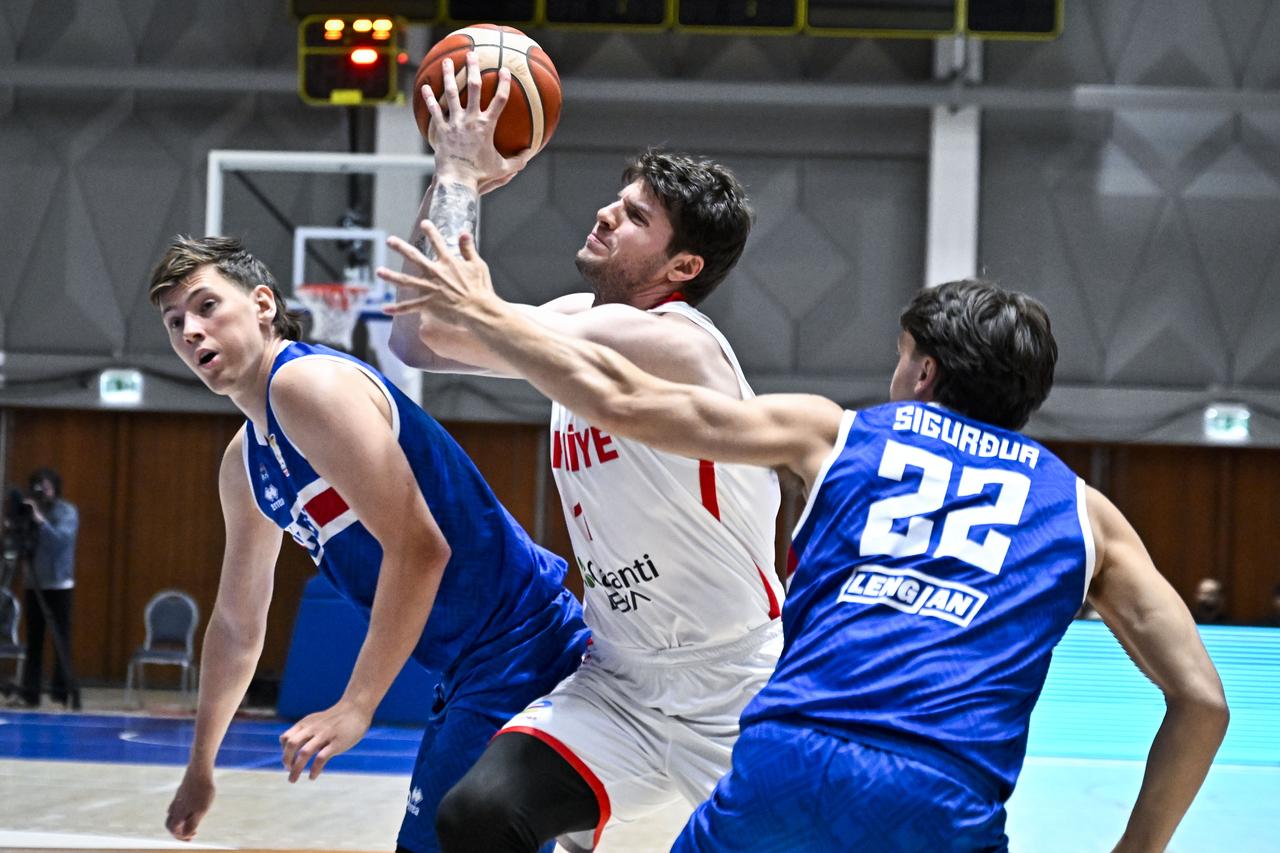 A Türkiye player drives toward the basket as Iceland defenders challenge him during their FIBA Basketball World Cup 2027 European Qualifiers game at Laugardalshöll in Reykjavik, Iceland, Aug. 31, 2026. (AA Photo)