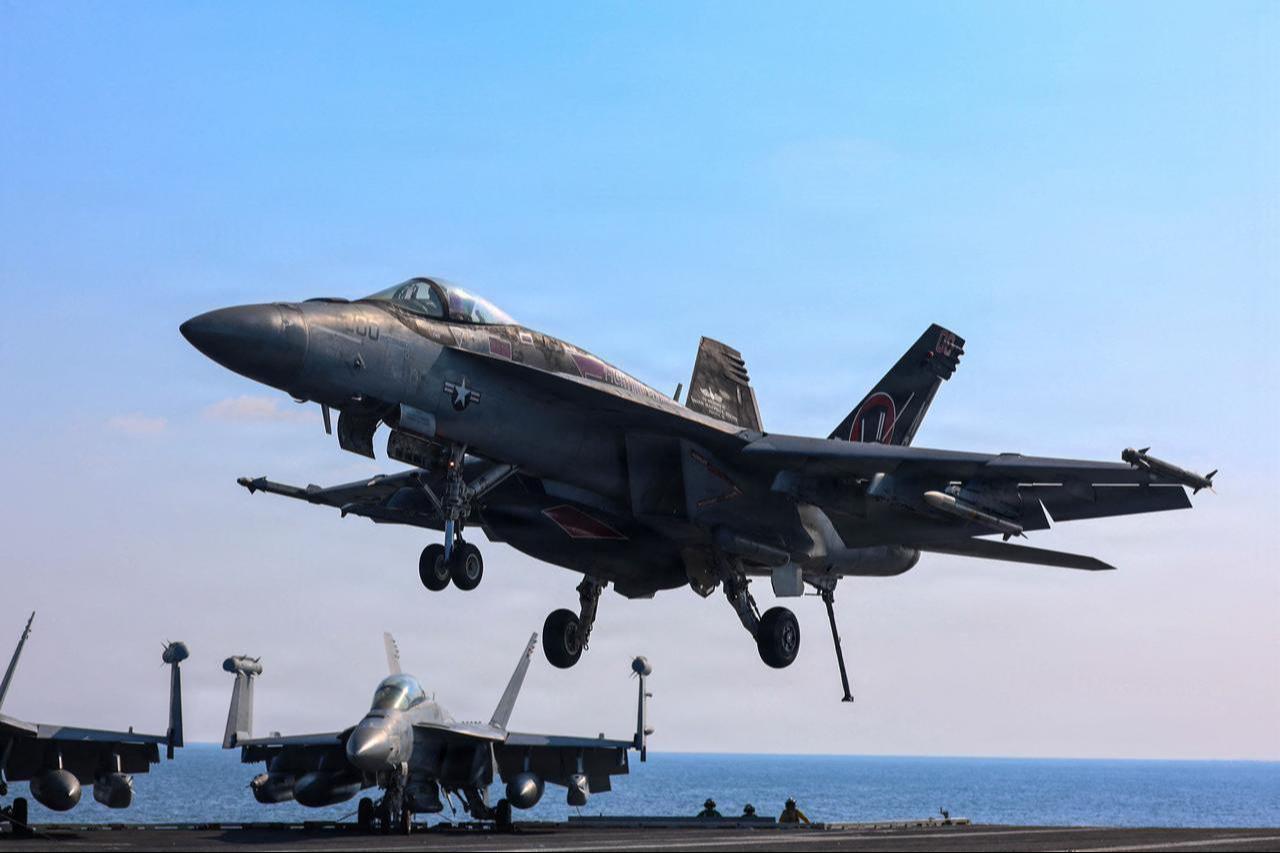 An F/A-18E Super Hornet prepares to make an arrested landing on the flight deck of Nimitz-class aircraft carrier USS Abraham Lincoln in Arabian Sea, Jan. 30, 2026. (Photo by Hannah Tross/US Navy/AFP)
