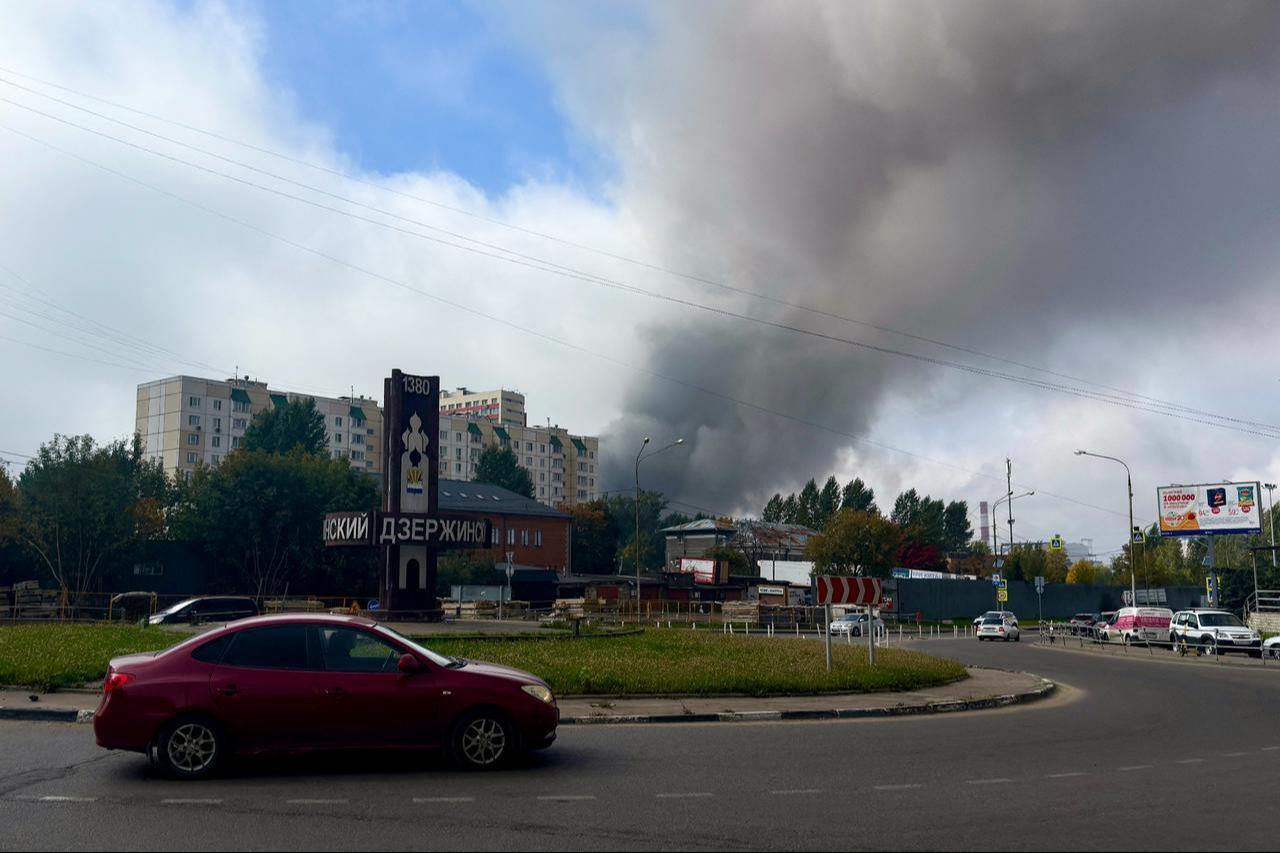 Smoke rises from the area of the Russian oil producer Gazprom Neft's Moscow oil refinery as seen from Dzerzhinsky in the Moscow region on September 20, 2026. (AFP Photo)