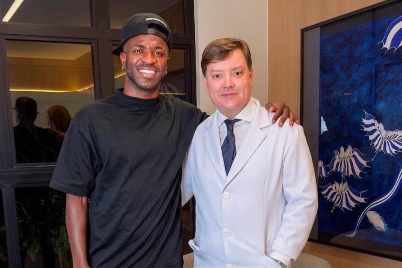Vinicius Junior is seen in a photo shared by the doctor who carried out his cosmetic procedures. (Photo via X/@DataFutebol)