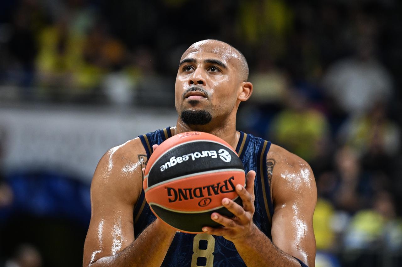 Fenerbahce Tarfin player Talen Horton-Tucker takes a free throw during the EuroLeague Round 2 match between Fenerbahce Tarfin and Bayern Munich at Ulker Sports and Event Hall in Istanbul, Türkiye, on September 29, 2026. (AA Photo)