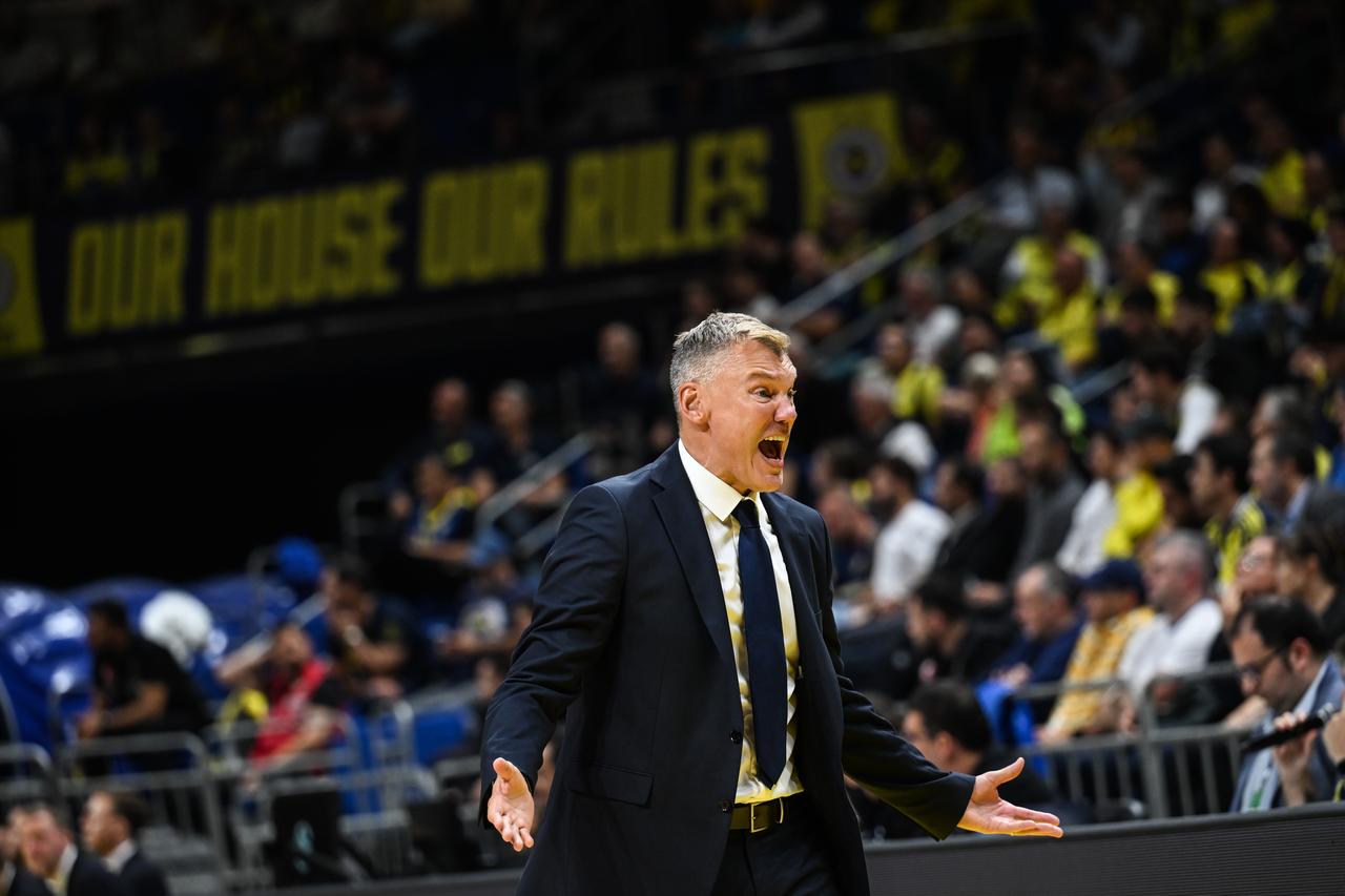 Head coach of Fenerbahce Tarfin Sarunas Jasikevicius reacts during the EuroLeague Round 2 match between Fenerbahce Tarfin and Bayern Munich at Ulker Sports and Event Hall in Istanbul, Türkiye, on September 29, 2026. (AA Photo)
