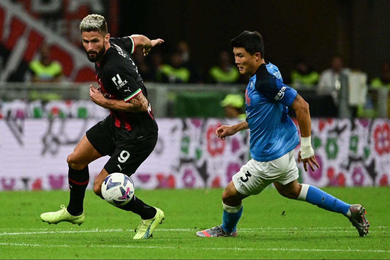 French forward Olivier Giroud (L) works around Kim Min-Jae during the Italian Serie A football match between AC Milan and Napoli on September 18, 2022. (AFP Photo)
