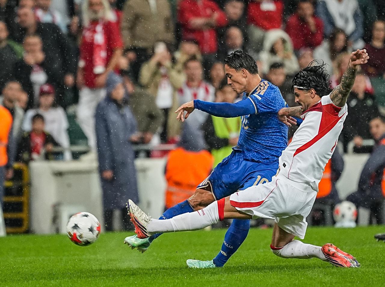 Eren Elmali (R) of Türkiye in action against Giacomo Raspadori (L) during the UEFA Nations League A Group 1 match between Türkiye and Italy at Yuzuncu Yil Ataturk Stadium in Bursa, Türkiye on September 28, 2026. (AA Photo)