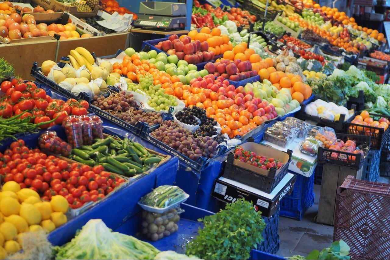 A fruit and vegetable stall displays a wide selection of fresh produce in Istanbul, Türkiye. (Adobe Stock Photo)