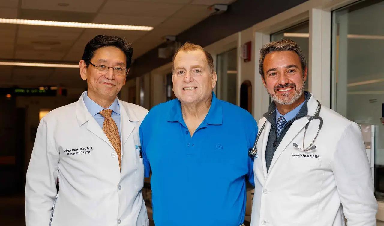 Patient Tim Andrews (centre) with Dr Tatsuo Kawai (left) and Dr Leonardo Riella (right). (Photo via Massachusetts General Hospital)