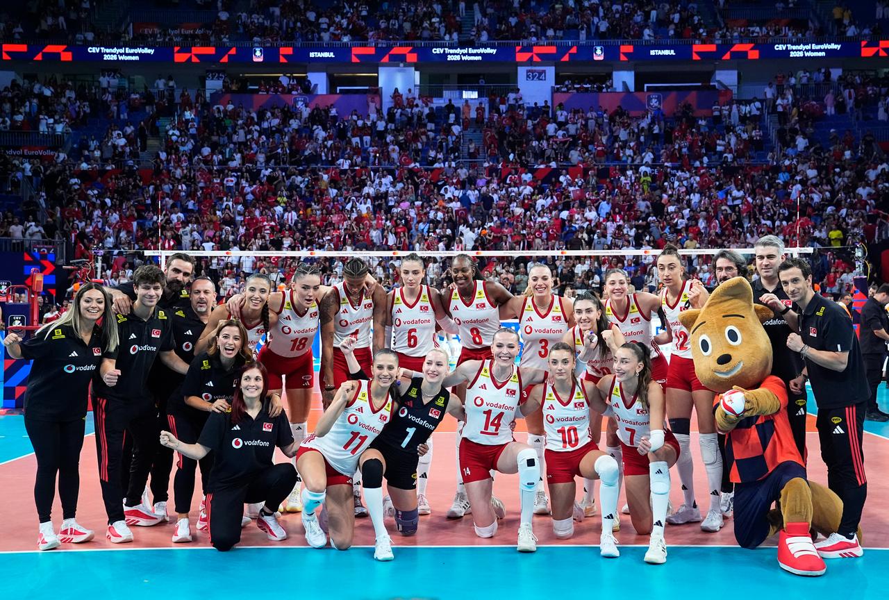 Türkiye women’s national volleyball team players and staff pose for a team photo after their CEV Women’s EuroVolley 2026 match against Germany in Istanbul, Türkiye, Sept. 3, 2026. (AA Photo)