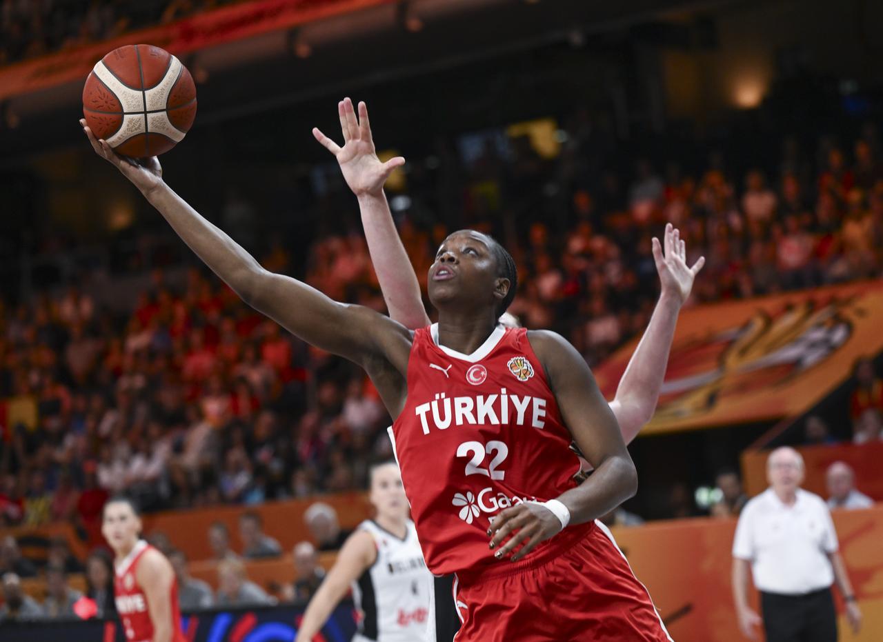 Türkiye’s No. 22 attempts a layup during the FIBA Women’s Basketball World Cup 2026 game against Belgium in Berlin, Germany, Sept. 4, 2026. (AA Photo)