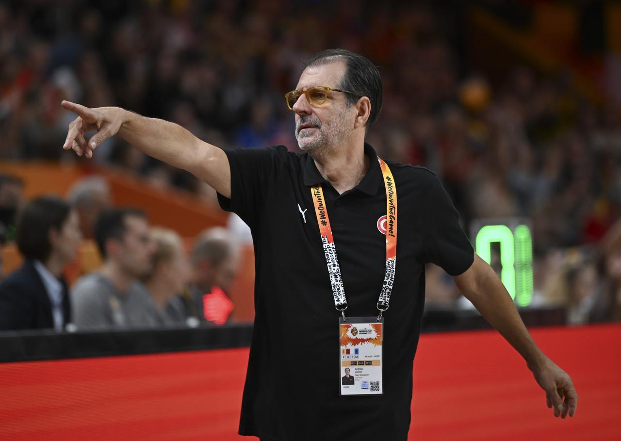 Türkiye’s head coach gestures from the sideline during the FIBA Women’s Basketball World Cup 2026 game against Belgium in Berlin, Germany, Sept. 4, 2026. (AA Photo)