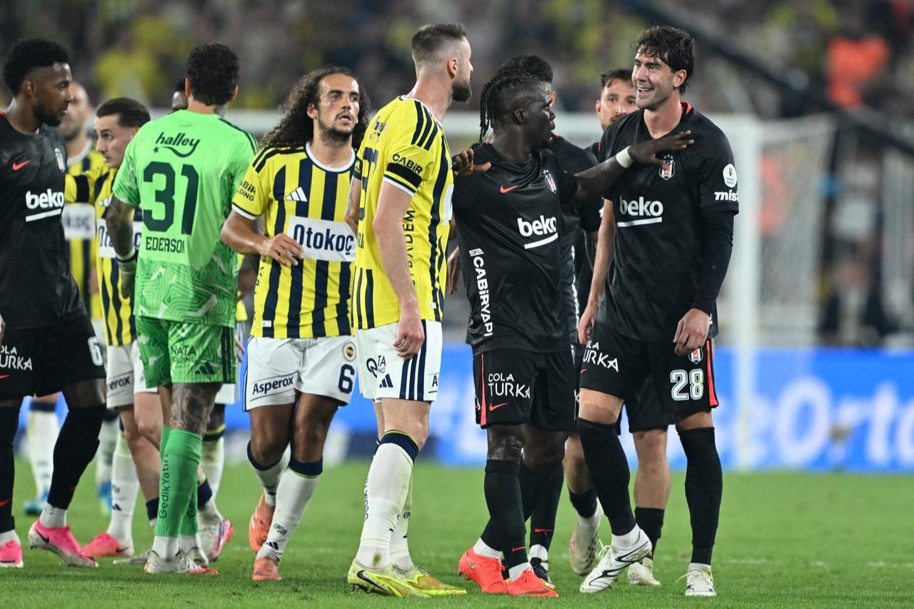 A brief altercation breaks out between players during the Turkish Super Lig fourth-week football match between Fenerbahce and Besiktas at Chobani Stadium in Istanbul, Türkiye, September 5, 2026. (AA Photo)