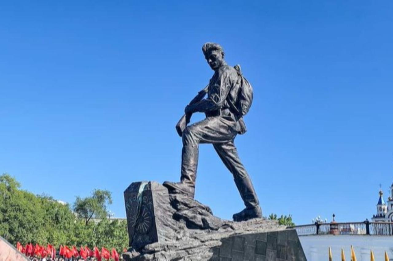 Japan demands Russia remove statue depicting destruction of chrysanthemum crest