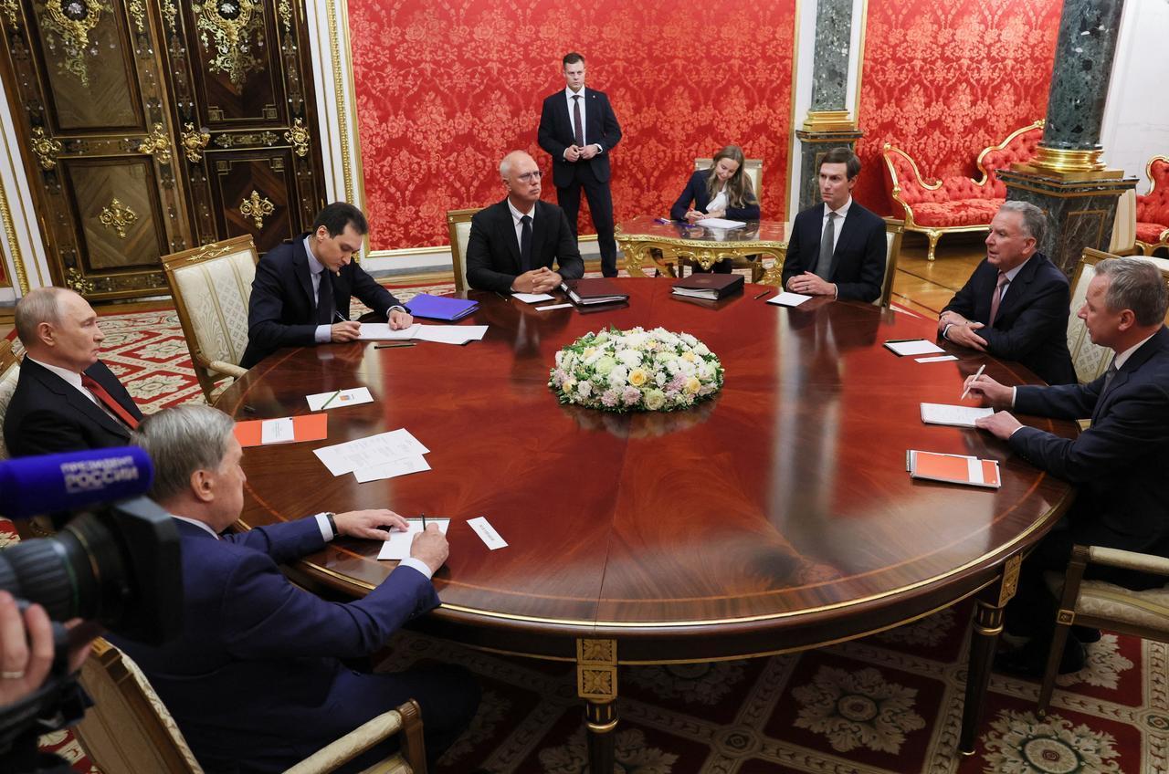 In this pool photograph distributed by the Russian state agency Sputnik, Russia's President Vladimir Putin (L), Kremlin foreign policy aide Yuri Ushakov (2nd L) and Russia's presidential envoy Kirill Dmitriev (C) attend a meeting with US special envoy Steve Witkoff (2nd R) and US President's son-in-law Jared Kushner (3rd R) in Moscow, September 5, 2026. (AFP Photo)