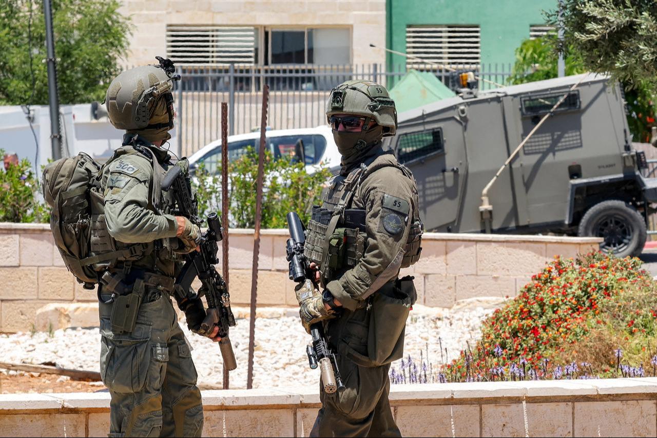 Israeli security forces gather at the site of a suspected shooting attack in the town of Tzur Yitzhak in central Israel close to the occupied West Bank on June 7, 2026. (AFP Photo)