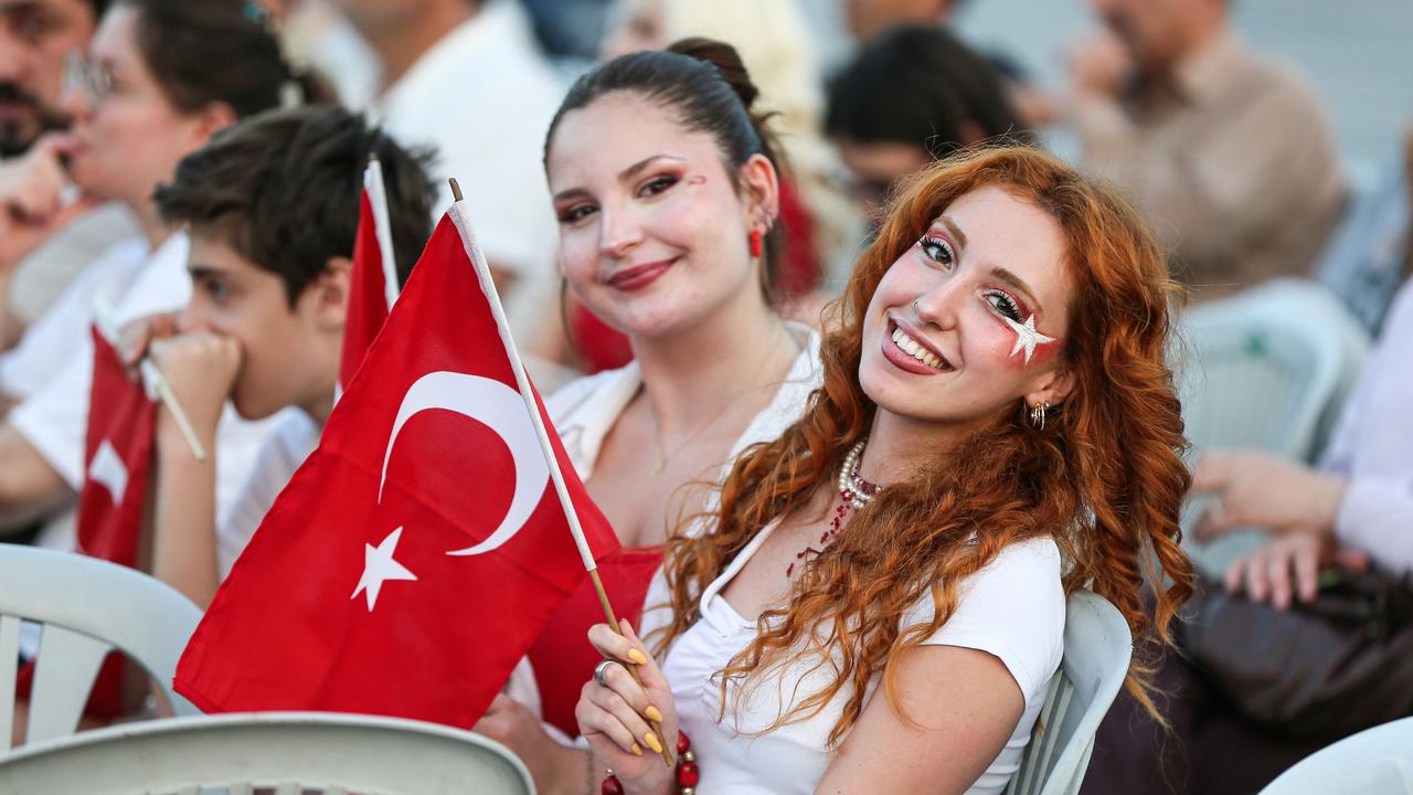 Fans gather in city squares for the sultans of the net
