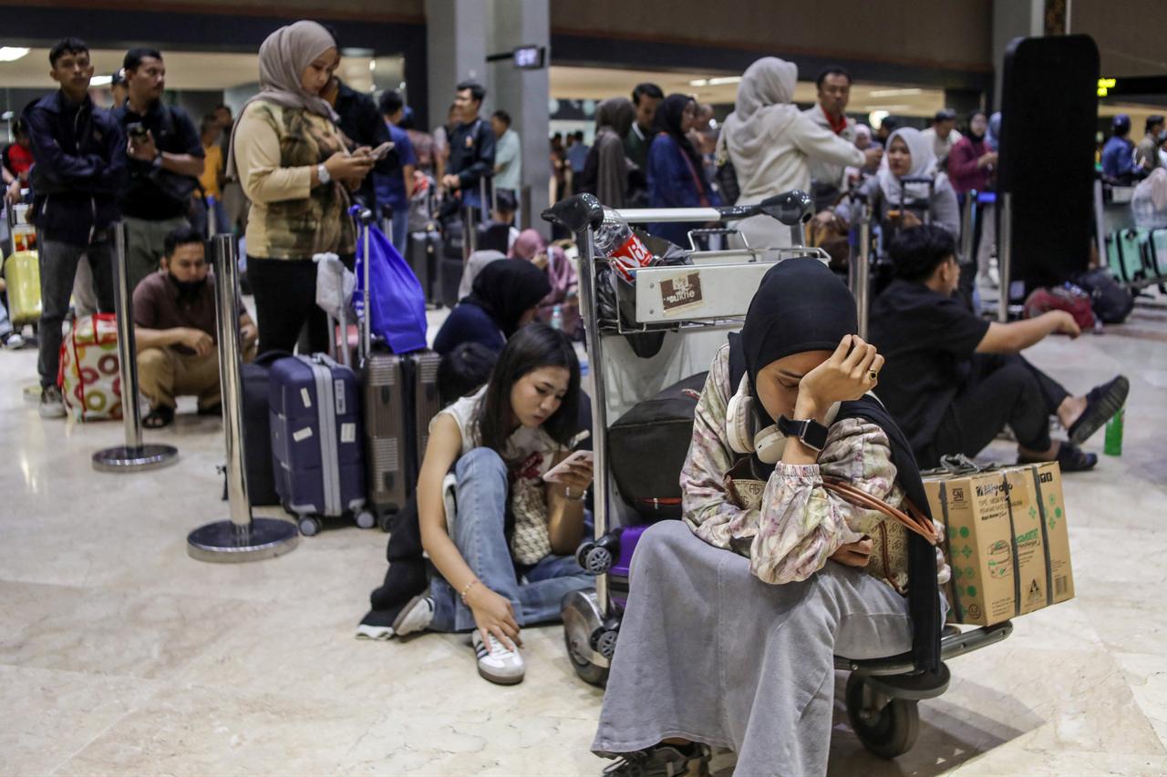 Jakarta's main airport halts flights after volcanic ash eruption
